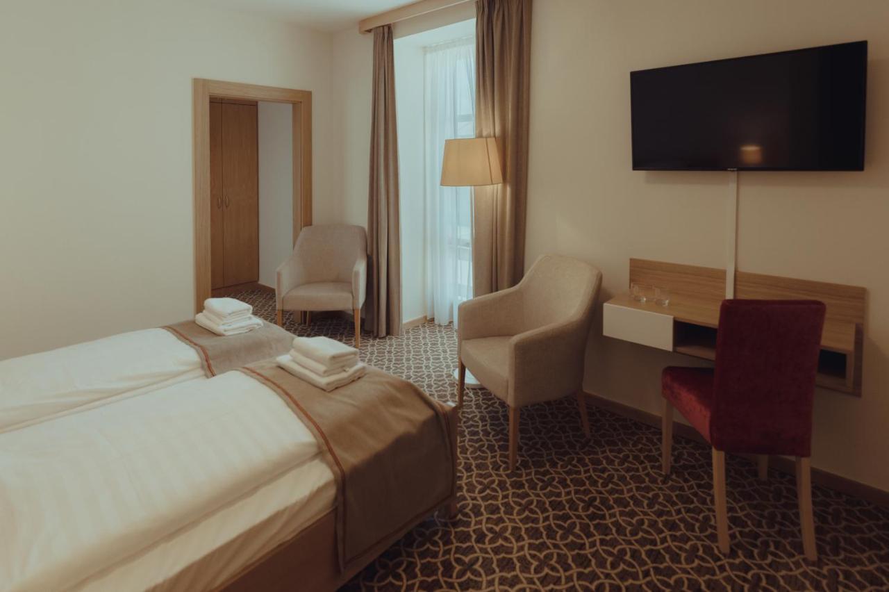 Brigaderos Hotel Brigadir Borsi Zewnętrze zdjęcie