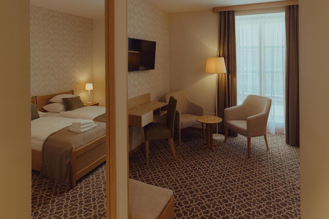 Brigaderos Hotel Brigadir Borsi Zewnętrze zdjęcie