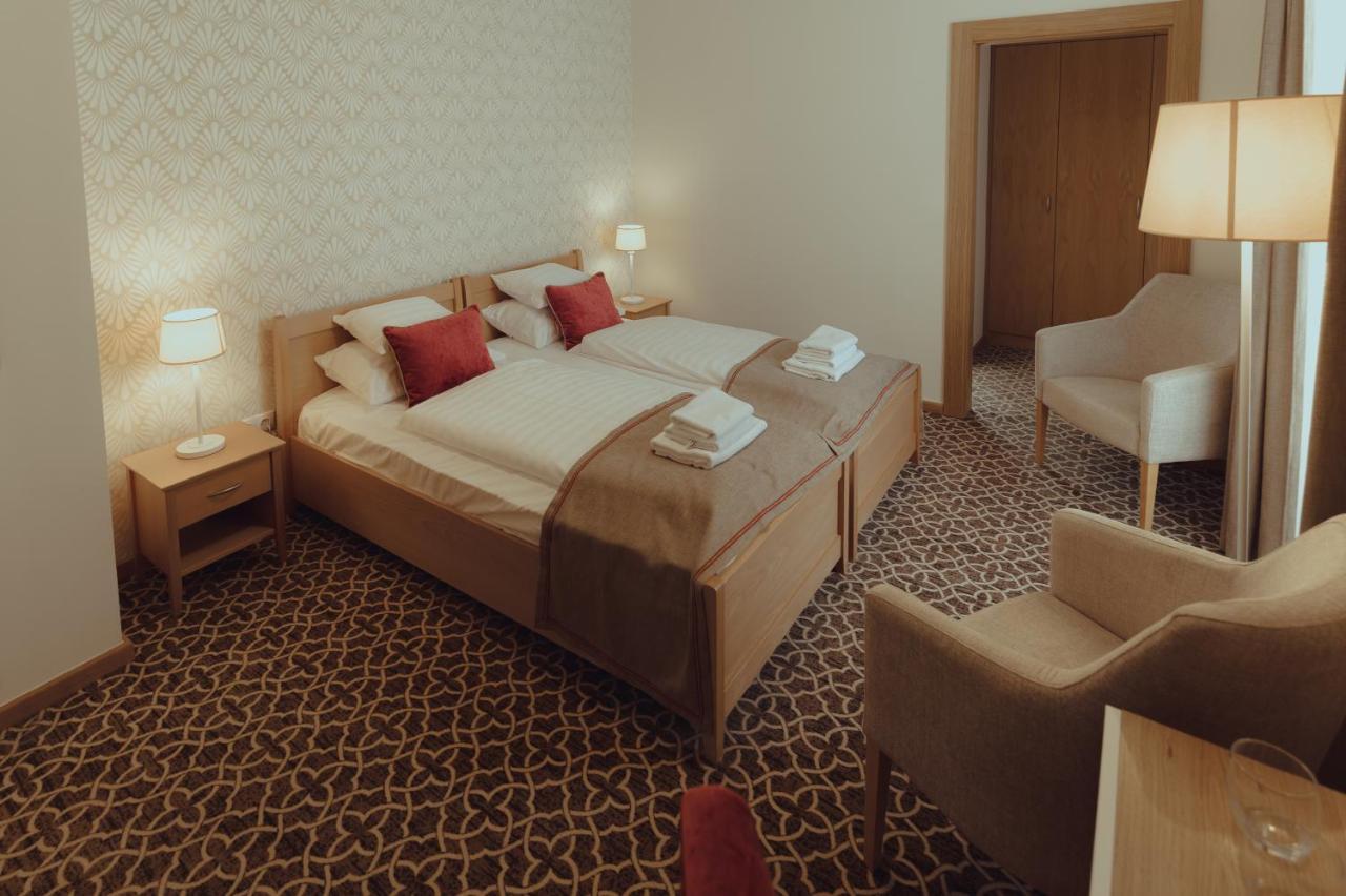 Brigaderos Hotel Brigadir Borsi Zewnętrze zdjęcie